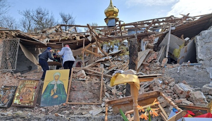 Разрушенный храм УПЦ в пгт Камышеваха. Фото: Укринформ
