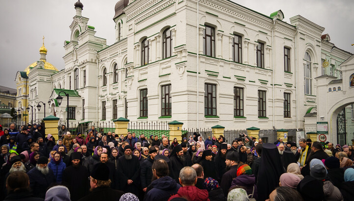 UOC worshippers praying at the entrance to the Kyiv-Pechersk Lavra. Photo: pravlife.org