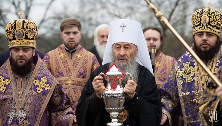Блаженніший Митрополит Онуфрій із освяченим миром. Фото: news.church.ua
