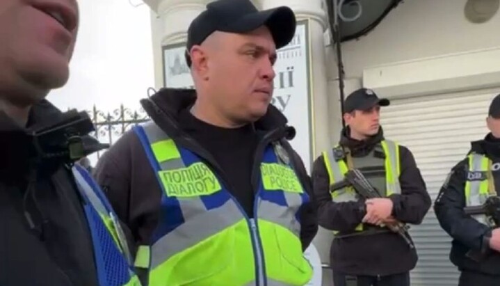 Поліція в Лаврі. Фото: скріншот відео сторінки УПЦ у Facebook