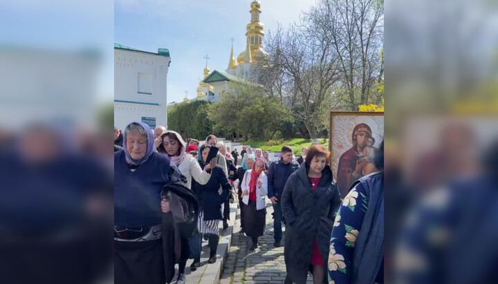 Верующие защищают киевскую Лавру. Фото: Telegram-канал «LAVRA.Live»