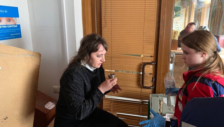 Вікторії Кохановській надають першу медичну допомогу. Фото: СПЖ