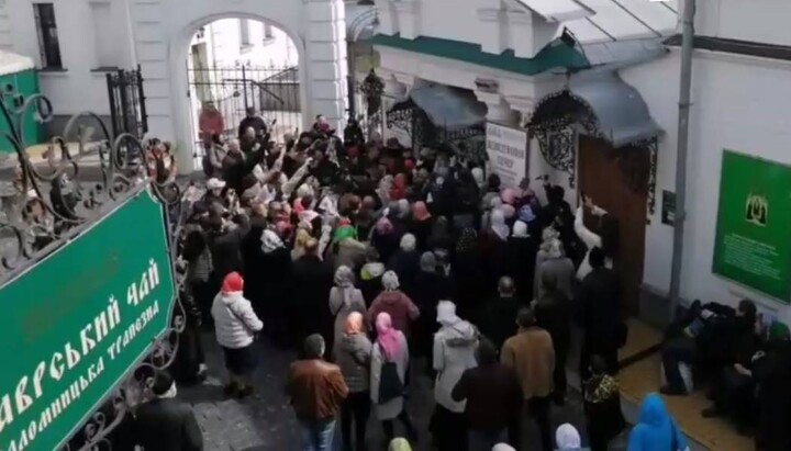 Worshippers and police outside the Lavra building No 39. Photo: a video screenshot of video from the Novyny.LIVE Telegram channel