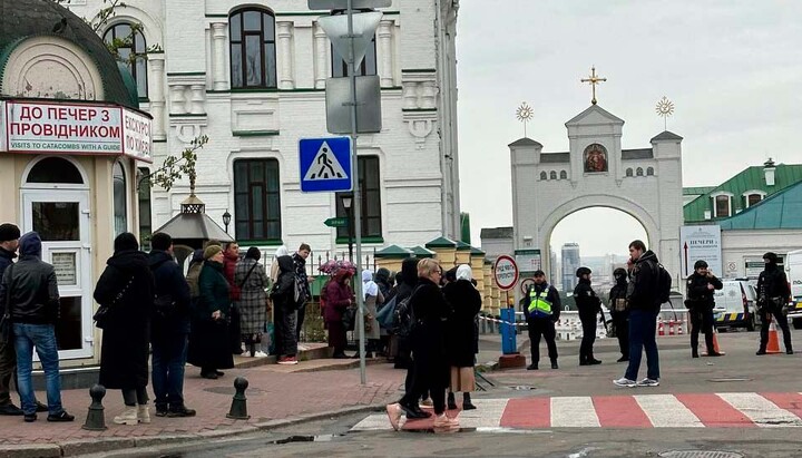 Parishioners were blocked access to the Lavra due to “mining”. Photo: UOJ