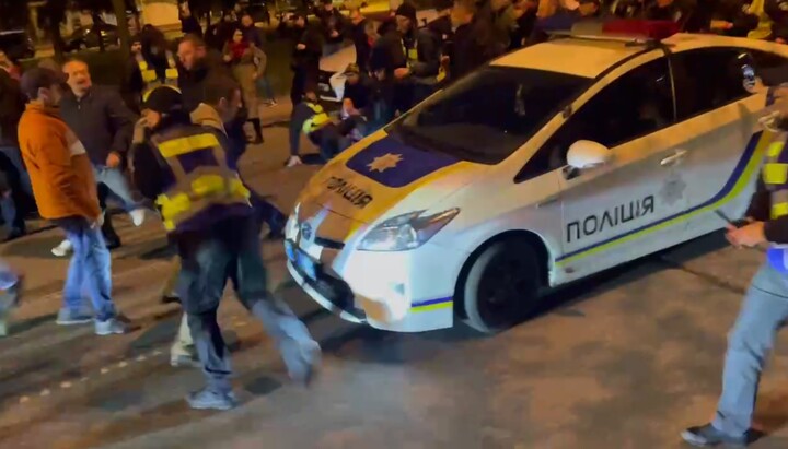 Верующие пытаются остановить машину, в которой, как они считают, находилась Кохановская. Фото: СПЖ