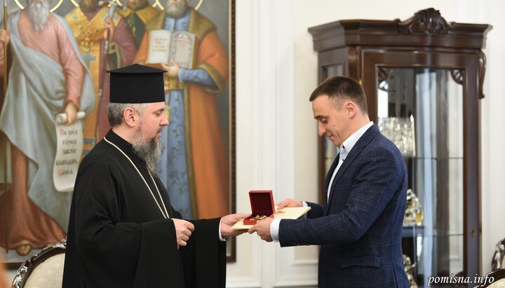 Голова Зазимської ОТГ Віталій Крупенко (на фото праворуч) отримує орден від Сергія Думенка. Фото: ПЦУ