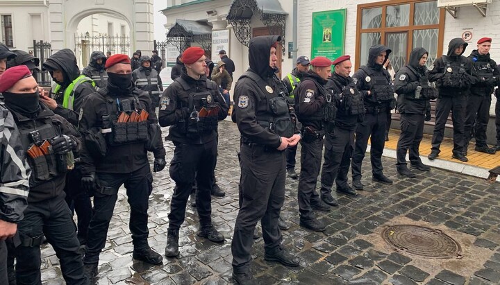 Поліцейський спецназ «бере під охорону» галерею в Києво-Печерській лаврі. Фото: СПЖ