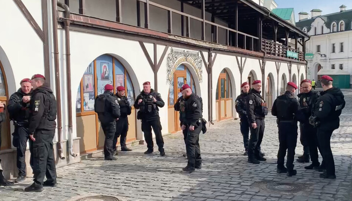 Полиция на территории Лавры. Фото: скриншот t.me/pravoslaviе
