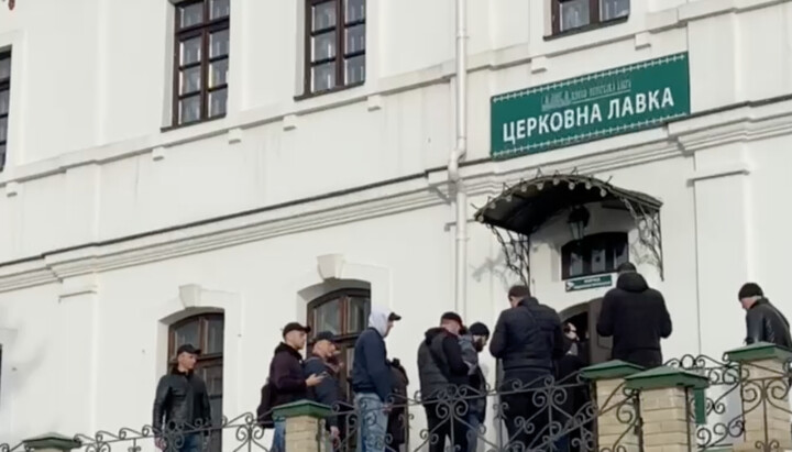 Polițiștii deschid ușile uneia dintre clădirile Lavrei. Imagine: screenshot t.me/pravoslavie