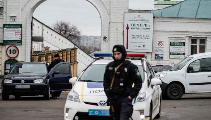 Поліція перевіряє автомобілі на виїзді з Києво-Печерської лаври. Фото: unian.net