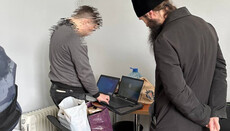 СБУ начала проверять ноутбуки у монахов Лавры