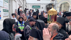După ce călugării au ieșit la Procesiune, poliția a blocat accesul în Lavră