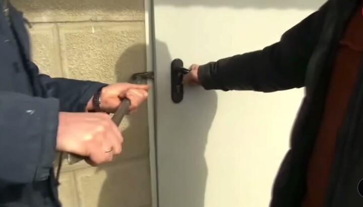 Комісія Мінкульту ламає двері в Києво-Печерській лаврі. Фото: скріншот відео «5 каналу»