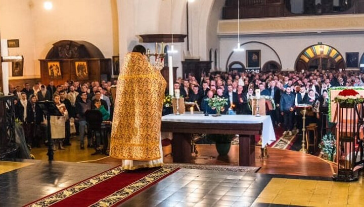 Easter service in one of the foreign parishes of the UOC. Photo: vzcz.church.ua