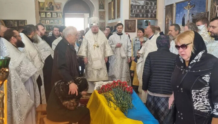 Отпевание погибшего воина в Буче. Фото: news.church.ua