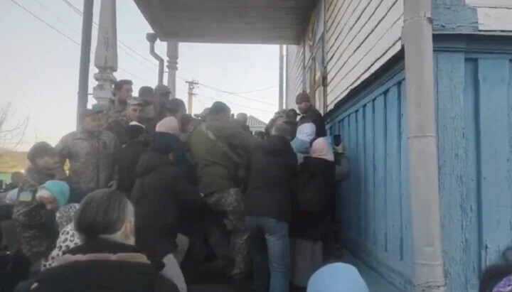Forceful seizure of the temple in Trebukhiv. Photo: news.church.ua