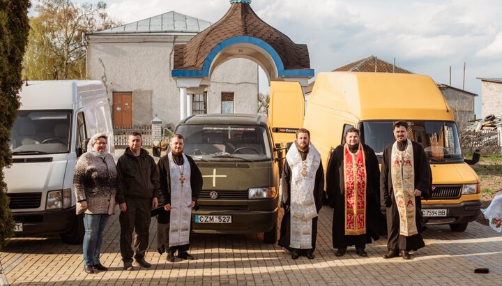 Архієпископ Хмельницький і Старокостянтинівський Віктор освятив автомобіль для ЗСУ. Фото: news.church.ua