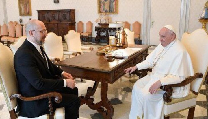 Denys Shmyhal and the Pope. Photo: vaticannews.va
