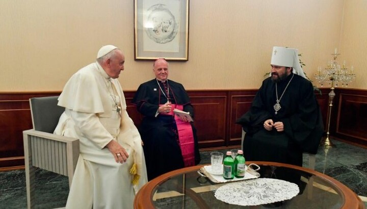 Зустріч папи римського і митрополита Іларіона у Будапешті. Фото: vaticannews.va