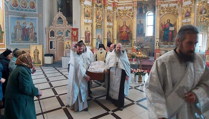 A funeral of Archpriest Volodymyr Bormashev, who died as a result of shelling in Irpin. Photo: Zvirynets Monastery Facebook page