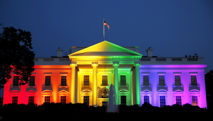 Белый дом в цветах ЛГБТ. Фото: ВВС