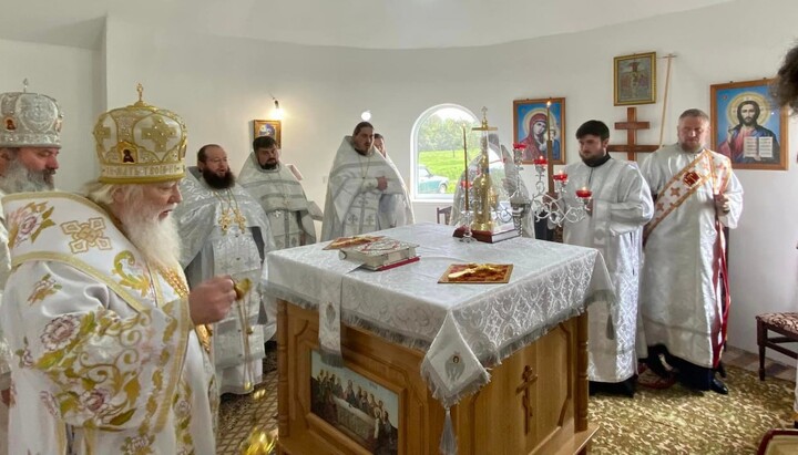 Освящение престола в церкви в честь святых жен-мироносиц. Фото: orthodoxkhust.org.ua