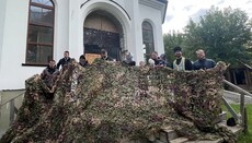 У київському храмі УПЦ другий рік виготовляють маскувальні сітки для армії