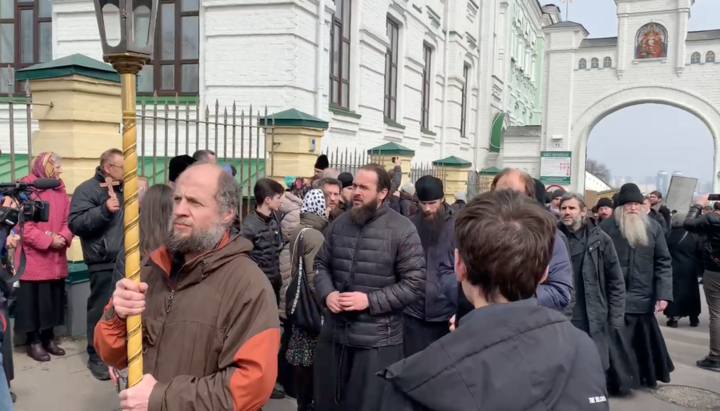 Brethren of the Kyiv-Pechersk Lavra at prayer standing. Photo: UOJ