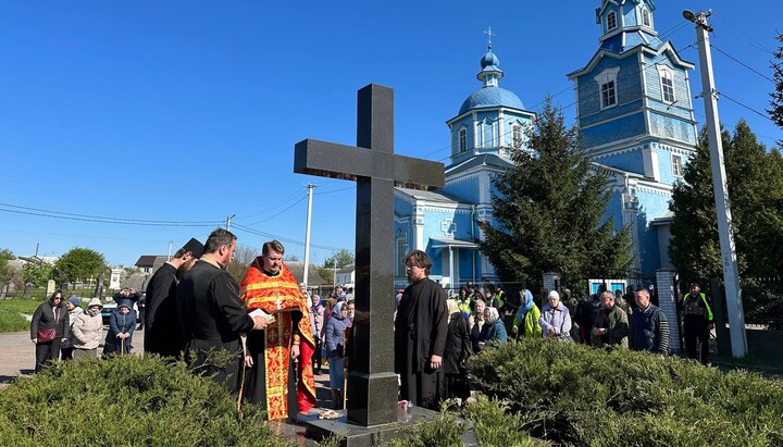 Громада УПЦ у Боярці молиться перед захопленим храмом