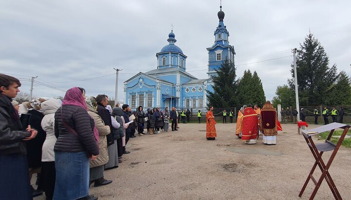 Liturghia comunității Sfântul Arhanghel Mihail a Bisericii Ortodoxe Ucrainene din Boyarka, lângă poarta bisericii acaparate. Imagine: UJO