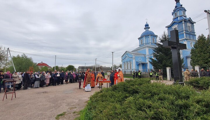 Літургія перед захопленим храмом у Боярці. Фото: СПЖ