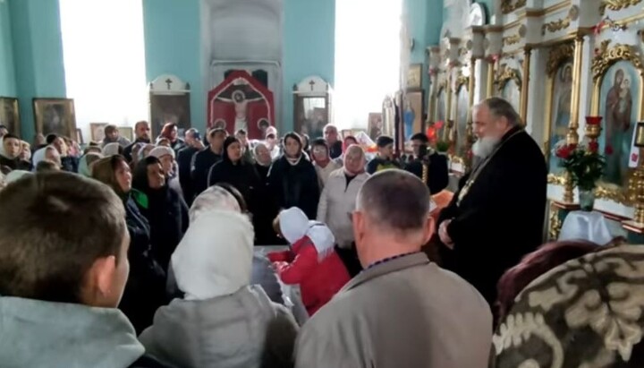 Собрание прихожан в Троицком храме Носовки. Фото: скриншот видео YouTube-канала Нежинской епархии