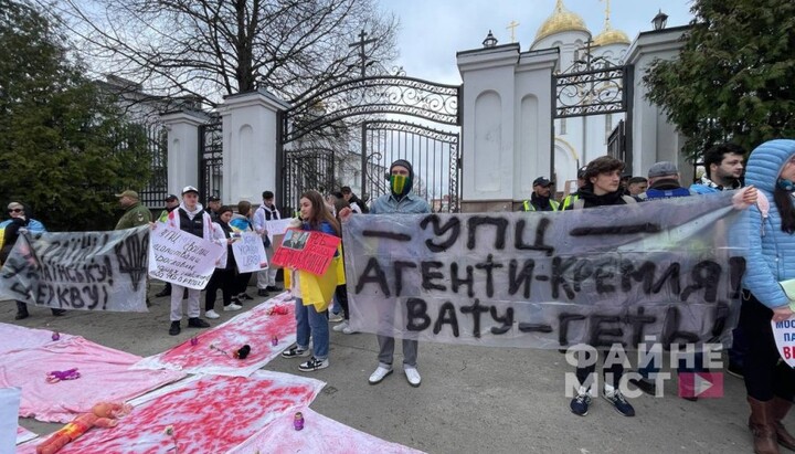Акция против УПЦ у храма в Тернополе. Фото: Файне місто