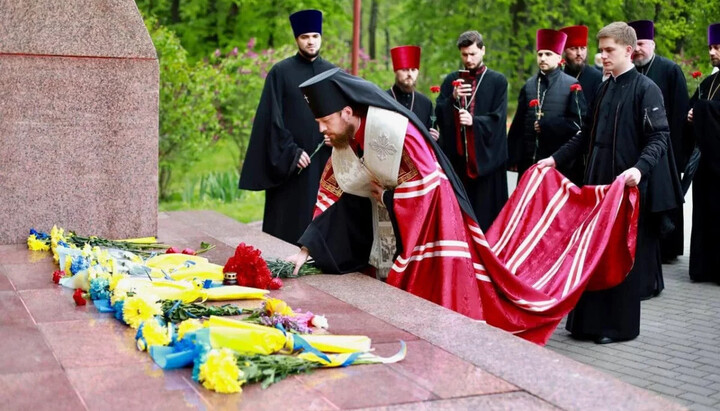 UOC hierarch near the memorial to World War II soldiers. Photo: UOC