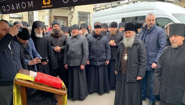His Beatitude Metropolitan Onuphry and Samuil Milko (to the left of the Primate) at the prayer standing near the Kyiv-Pechersk Lavra. Photo: UOJ