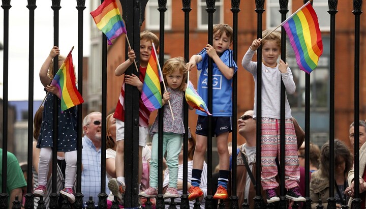 Дети с флагами ЛГБТ. Фото: «Сибирская католическая газета»