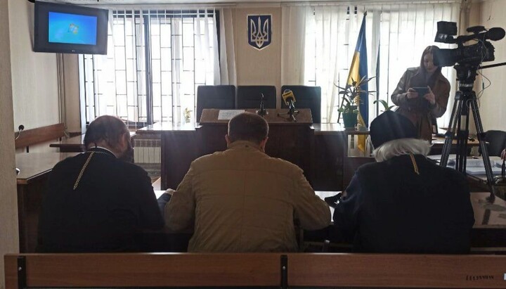 დეკანოზი რომან კონდრატიუკი და მიტროპოლიტი იოასაფი ბრალდებულის სკამზე. ფოტო: Telegram-канал «Суспільне Кропивницький»