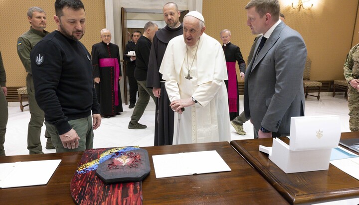 Папа римський подарував Зеленському скульпутуру у вигляді оливкової гілки. Фото: пресслужба Ватикану