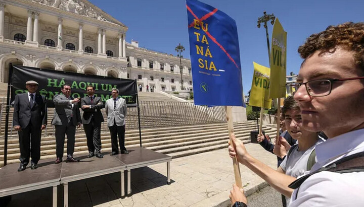 Διαμαρτυρίες κατά του νόμου για την ευθανασία στο κοινοβούλιο της Πορτογαλίας. Φωτογραφία: sipausa.com