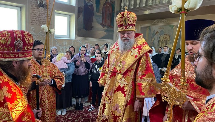 Citirea decretului privind numirea unui nou stareț al mănăstirii din Colincăuți. Imagine: Pagina de Facebook a Eparhiei Cernăuților și Bucovinei din cadrul Bisericii Ortodoxe Ucrainene