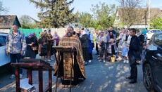 Ivankiv parishioners of the seized church pray in the open air