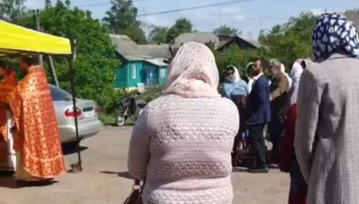 მრევლი ღია ცის ქვეშ ლოცულობს. ფოტო: скриншот видео t.me/dozor_kozak1