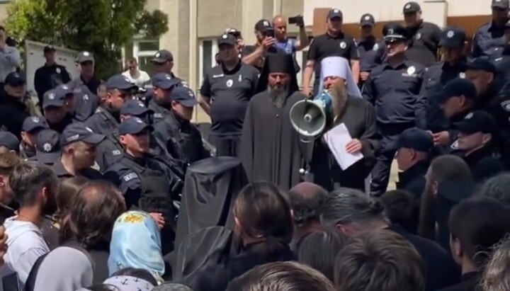 Верующие УПЦ на стоянии возле Управления полиции в Черновцах. Фото: скриншот видео, опубликованного пользователем valera.shorodok в Instagram