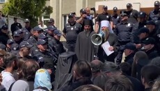 Сотні вірян УПЦ приїхали до поліції, щоб підтримати митрополита Лонгина