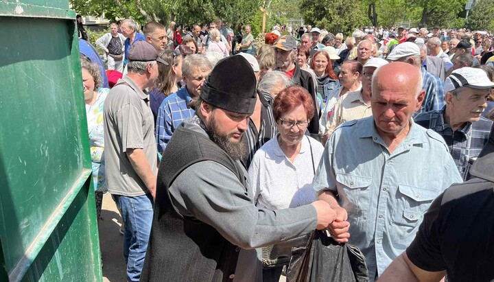 Жителям Херсона раздают гуманитарную помощь от верующих Волыни. Фото: pravoslavie.ks.ua