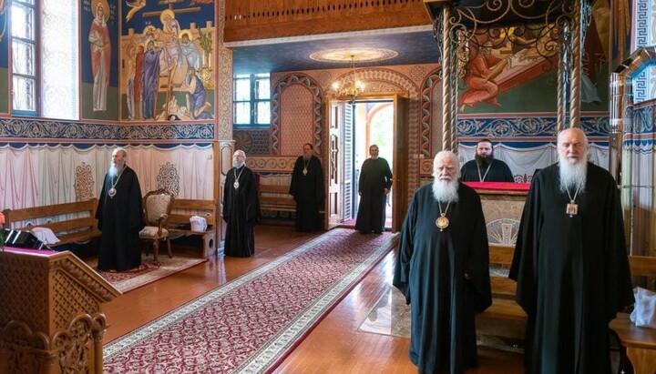 Члени Священного Синоду УПЦ моляться у Свято-Пантелеймонівському монастирі. Фото: news.church.ua