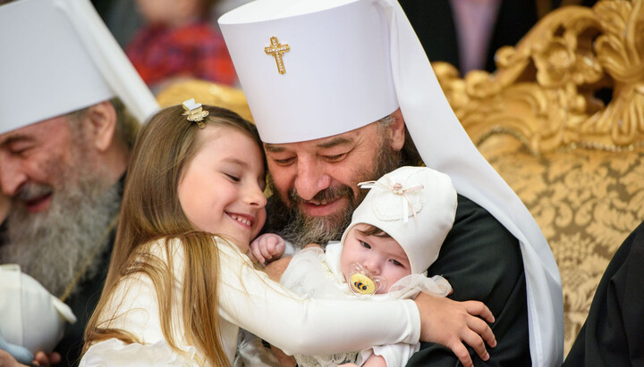 Metropolitan Longin with his children. Photo: news.church.ua