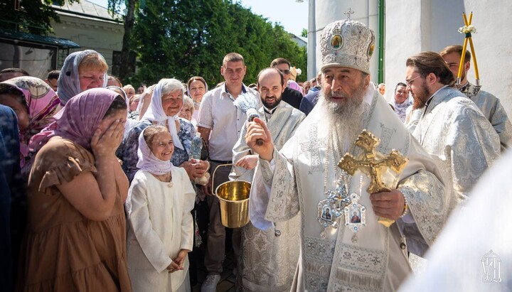Крестный ход после литургии во Флоровском монастыре. Фото: news.church.ua