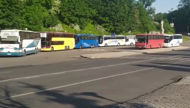 Автобуси із масовкою для ПЦУ. Фото: скріншот відео Telegram-каналу «Миряни»