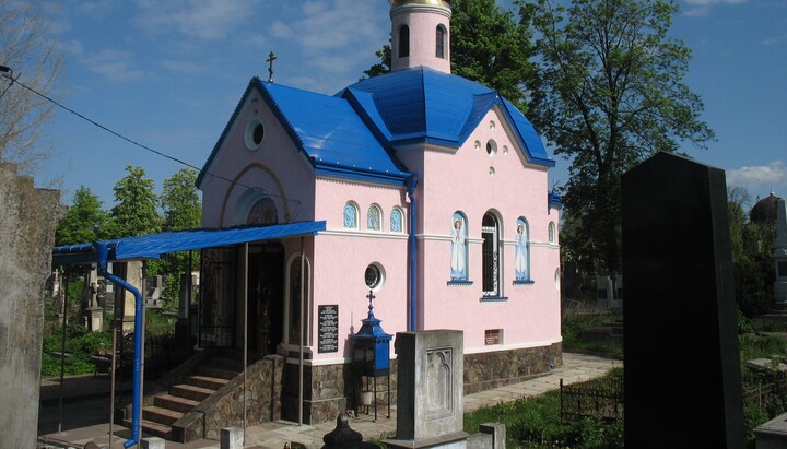 Biserica-necropolă în cinstea Sfinților Trei Ierarhi din Cernăuți. Imagine: Pagina de Facebook a Episcopiei Cernăuților și Bucovinei din cadrul Bisericii Ortodoxe Ucrainene
